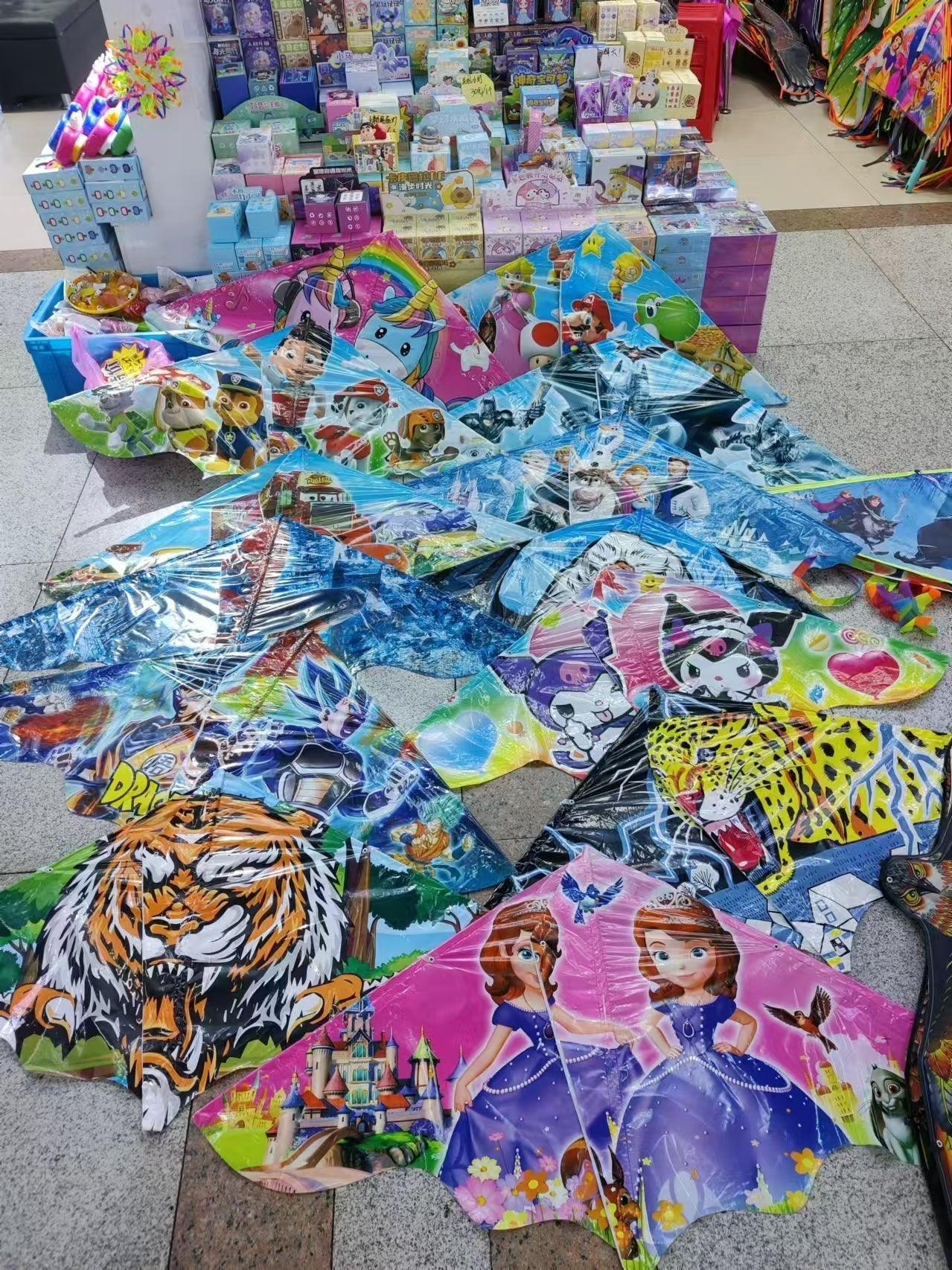 PAPALOTE PERSONAJE TRIANGULO 120CM