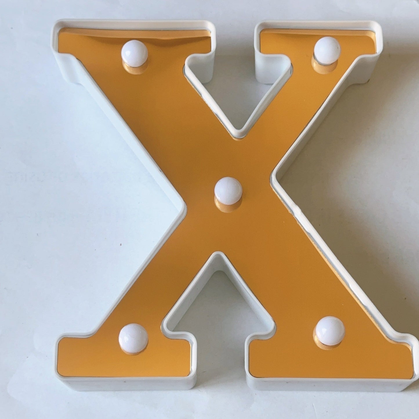 LAMPARA NUMERO LETRA DORADO 0-9 A-Z 16CM